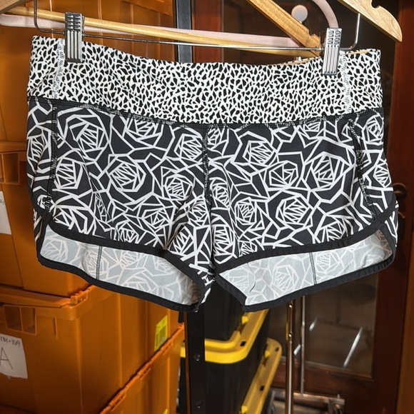 Lululemon Speed Short (2 1/2") Black White Geometric Size 6 - Picture 2 of 8
